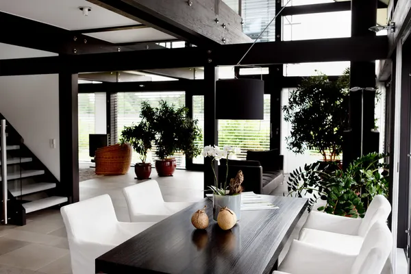 Casa moderna, sala de estar com mobiliário moderno Imagens De Bancos De Imagens
