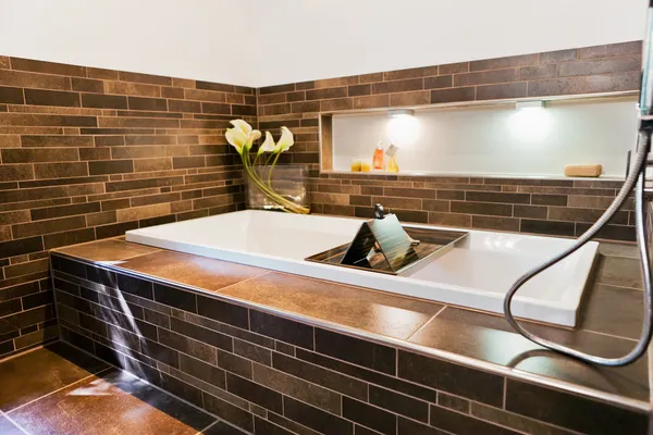 Красивый интерьер современной ванной комнаты Лицензионные Стоковые Изображения