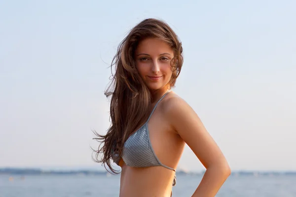 水の背景に美しい若い女性 — ストック写真