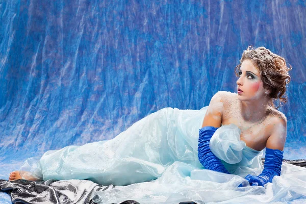 Piękna dziewczyna jak Królewna Śnieżka — Zdjęcie stockowe