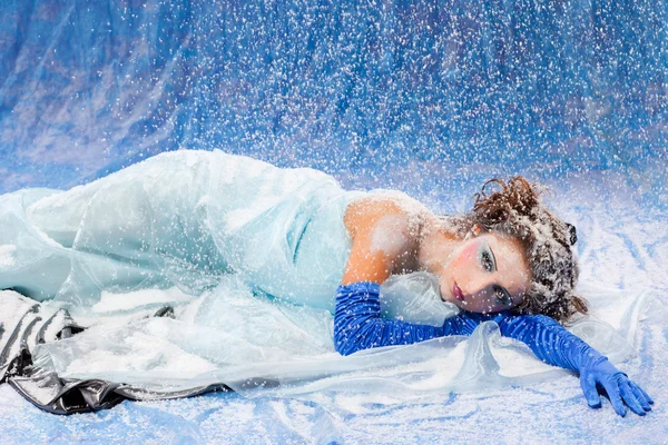 Piękna dziewczyna jak Królewna Śnieżka — Zdjęcie stockowe