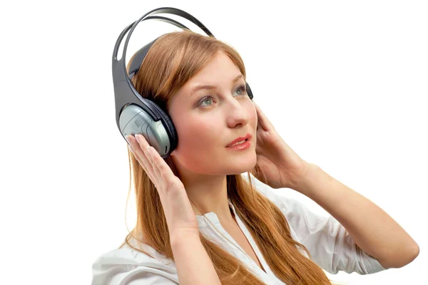 Vackra kvinnor lyssnar musik. — Stockfoto