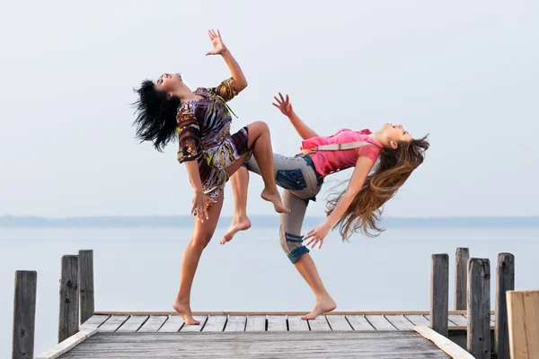 Duas meninas estão dançando — Fotografia de Stock