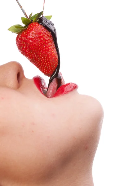 Chica comiendo fresa con chocolate sauc —  Fotos de Stock
