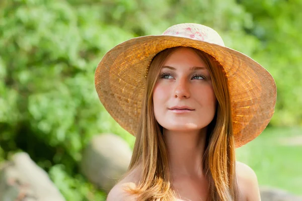 Young beautiful girl with hat posing outdoor — Stock Photo, Image
