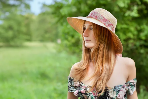 Mooi meisje met hoed poseren buiten — Stockfoto