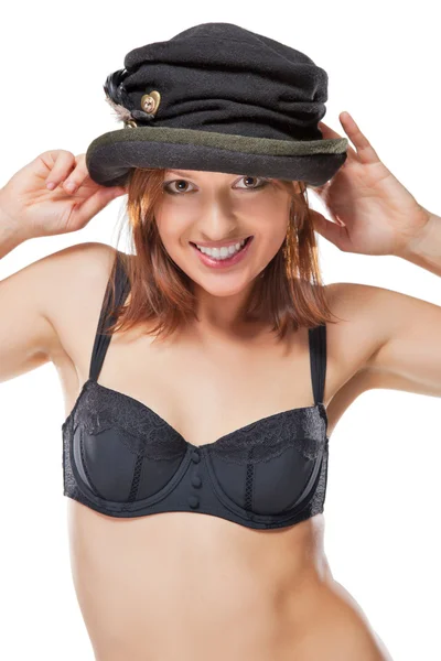 Όμορφη νεαρή γυναίκα με μαύρο καπέλο — Φωτογραφία Αρχείου
