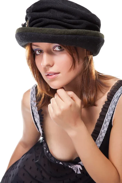 Bonita jovem mulher com capô preto — Fotografia de Stock