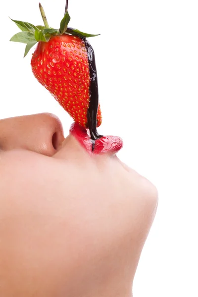 Menina comendo morango com molho de chocolate — Fotografia de Stock