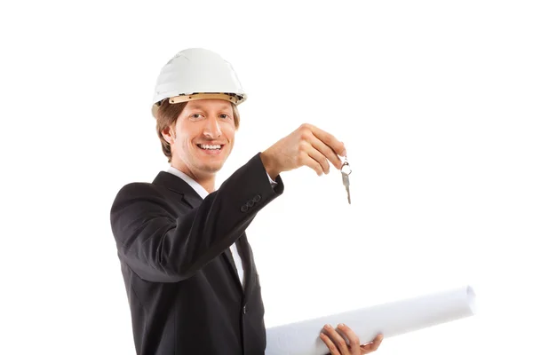 Χαμογελώντας μηχανικός δίνοντας κλειδιά από διαμέρισμα — Φωτογραφία Αρχείου