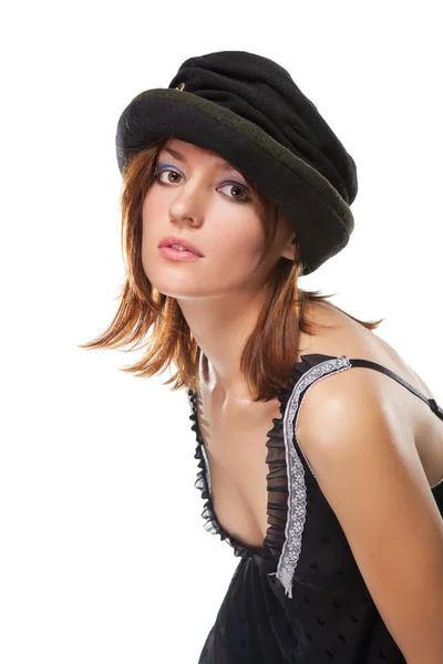 Siyah şapkalı güzel bir genç kadın. — Stok fotoğraf