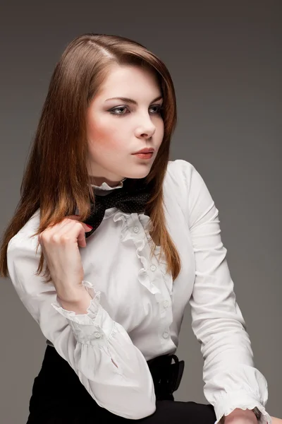 Portré egy csinos fiatal nőről — Stock Fotó