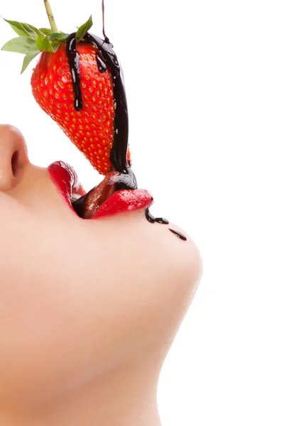 Meisje eten aardbeien met chocolade sauc — Stockfoto