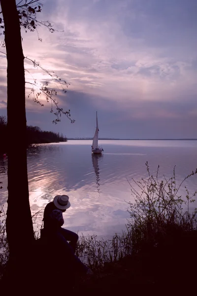 The photographer working on the lake — Stock Photo, Image
