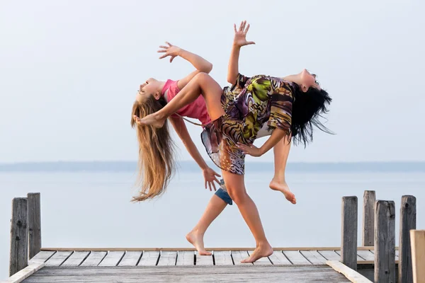 Dvě dívky tančí — Stock fotografie
