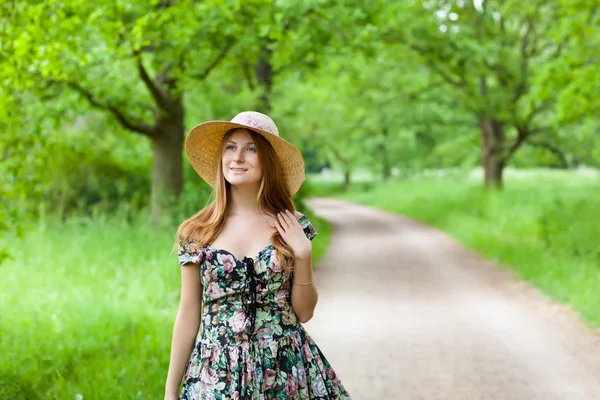 Ung vacker flicka med hatt poserar utomhus — Stockfoto