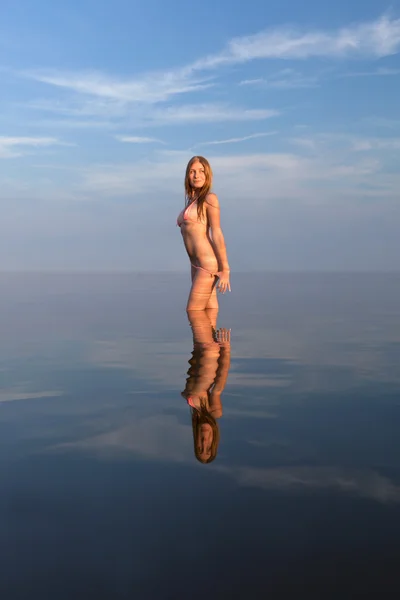 Chica posando en el agua al atardecer, —  Fotos de Stock