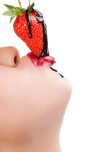 Девушка ест клубнику с шоколадным соусом — стоковое фото
