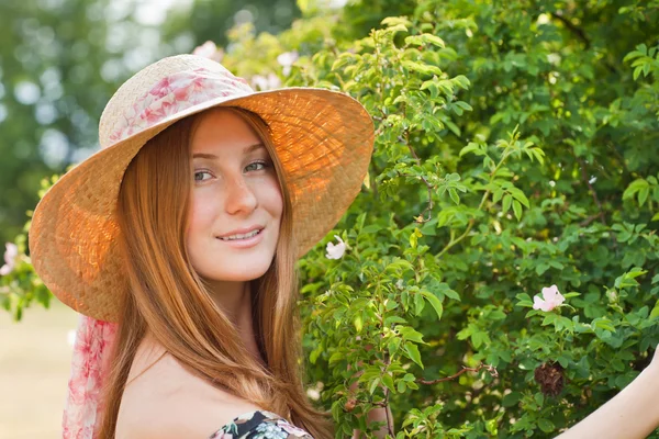 Mooi meisje met hoed poseren buiten — Stockfoto