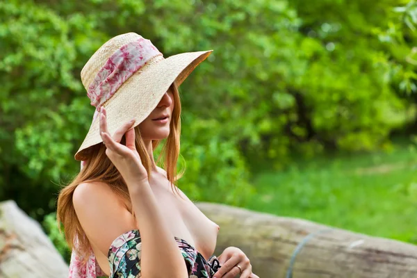 Menina bonita nova com chapéu posando ao ar livre — Fotografia de Stock