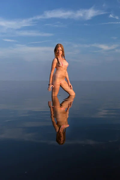 日落时在水里摆姿势的女孩, — 图库照片
