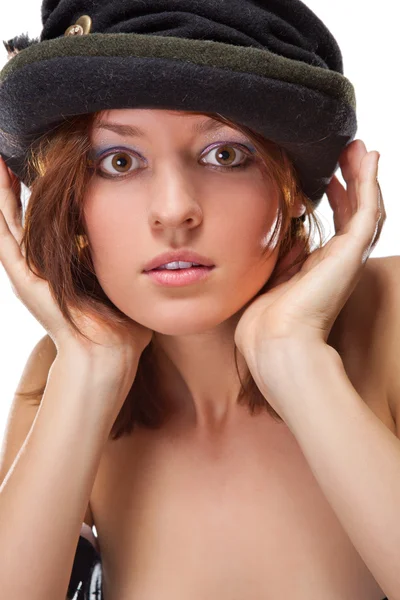 漂亮的年轻女子，戴着黑色的帽子 — 图库照片