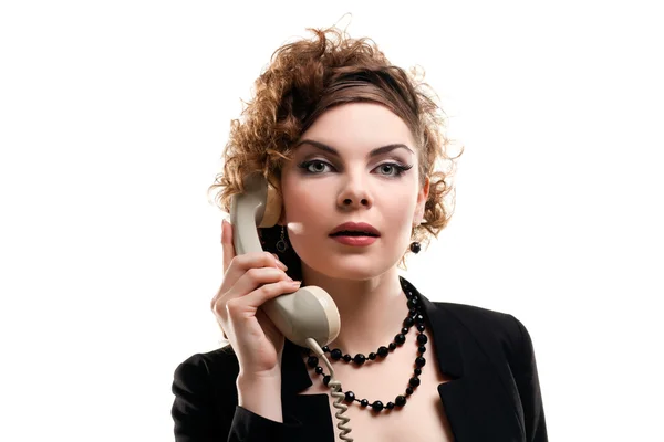 Деловая женщина отвечает на телефонный звонок в офисе — стоковое фото