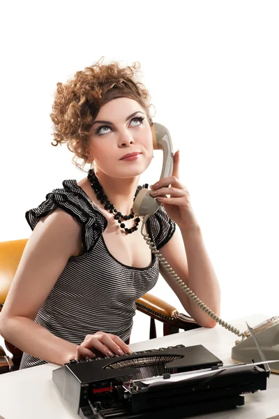 Imprenditrice che riceve telefonate in ufficio — Foto Stock