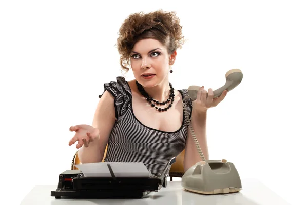 Affärskvinna med telefonsamtal i office — Stockfoto