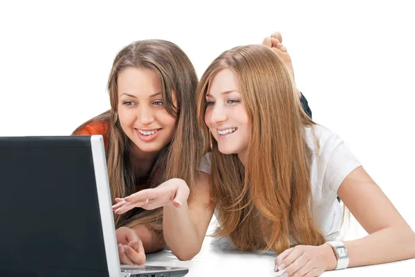 Zwei Studentinnen mit Laptop — Stockfoto