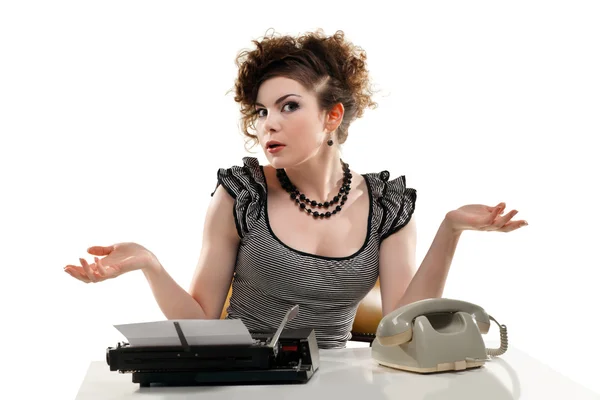 Affärskvinna med telefonsamtal i office — Stockfoto