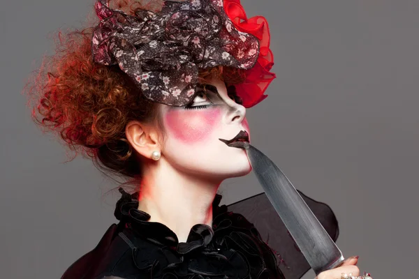 Frau mimt mit Messer — Stockfoto