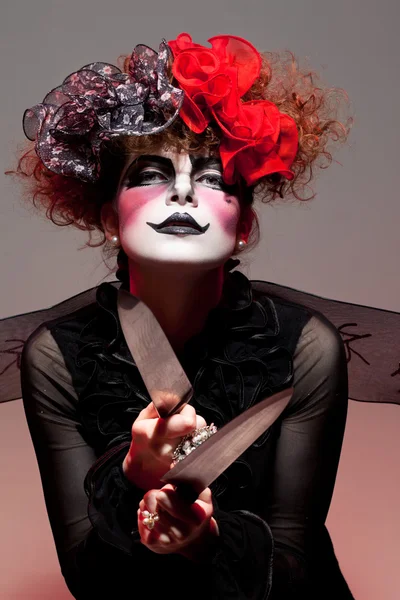 Жінка мима з ножем — стокове фото