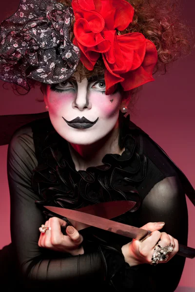 Женщина пантомима с ножом — стоковое фото