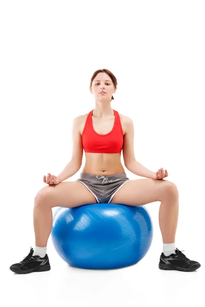 Mulher se exercitando em uma bola de exercício — Fotografia de Stock