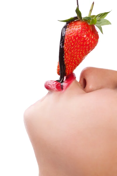 Mädchen isst Erdbeere mit Schokosauce — Stockfoto