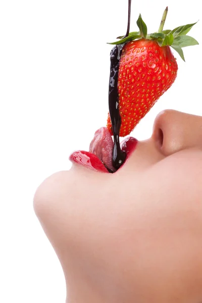 女孩吃草莓与巧克力 sauc — 图库照片