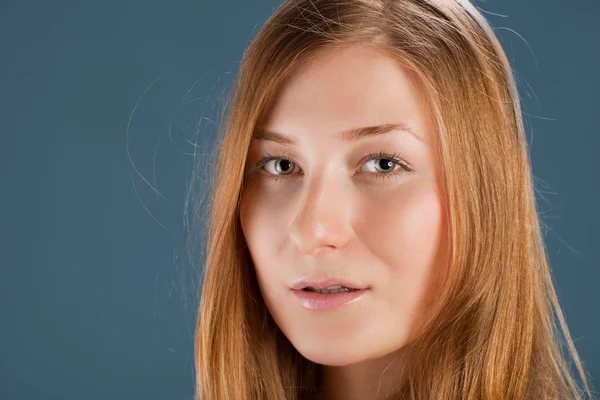 Portret van roodharige jonge vrouw — Stockfoto