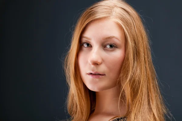 Porträtt av rödhårig ung kvinna — Stockfoto
