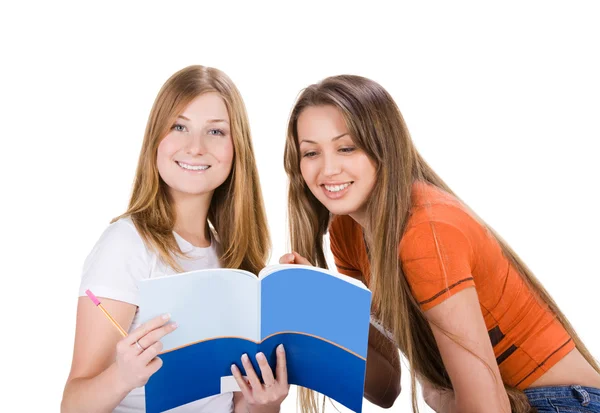 Zwei junge glückliche Studentinnen, isoliert auf weiß — Stockfoto