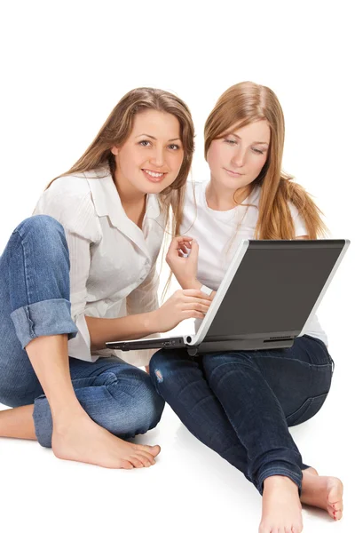 Twee jonge gelukkig student meisje werk op laptop — Stockfoto