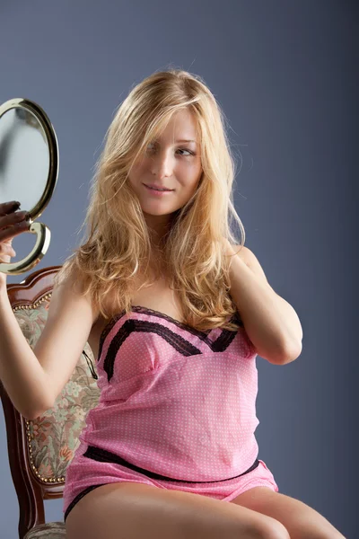 Красивая женщина с зеркалом — стоковое фото
