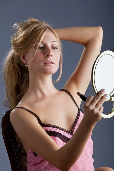 Όμορφη γυναίκα με καθρέφτη — Φωτογραφία Αρχείου