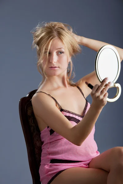 Mooie vrouw met spiegel — Stockfoto