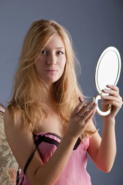 Wanita cantik dengan cermin — Stok Foto