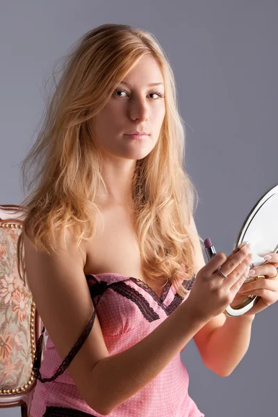 Schöne Frau mit Spiegel — Stockfoto