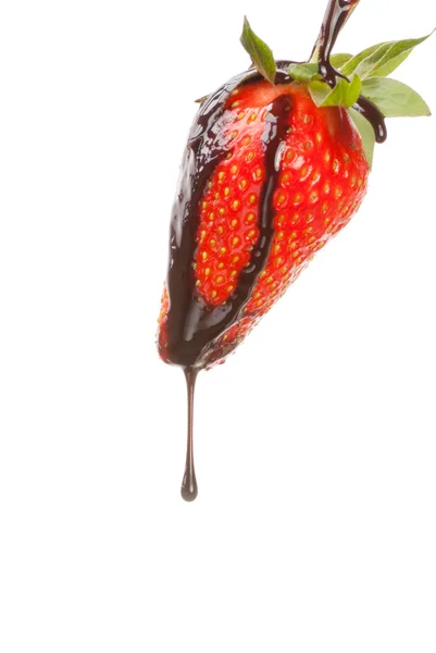 Mädchen isst Erdbeere mit Schokosauce — Stockfoto