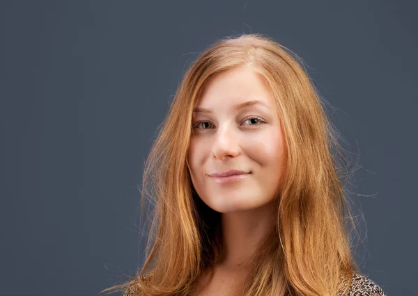 Portret van roodharige jonge vrouw — Stockfoto