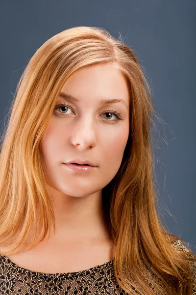 赤い髪の若い女性の肖像画 — ストック写真