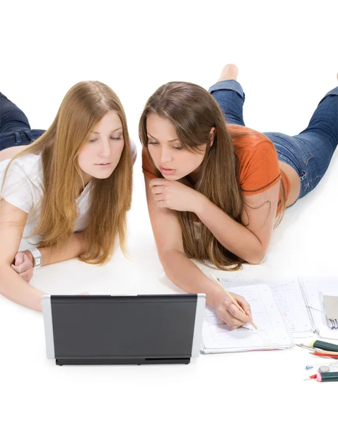 Twee jonge gelukkig student meisje werk op laptop — Stockfoto